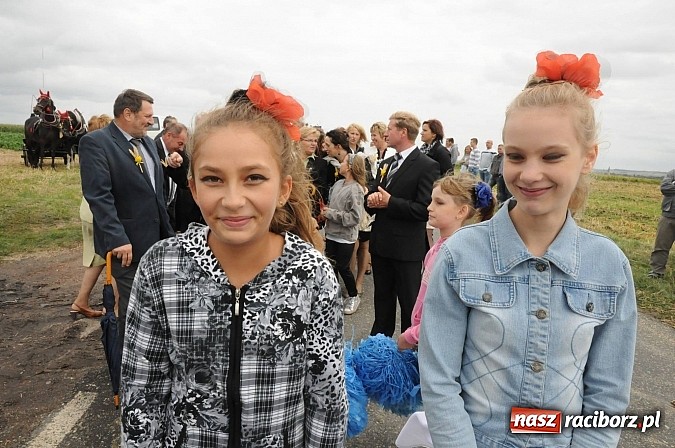 Zdjęcie w galerii na portalu naszraciborz.pl: W Pietraszynie korowód podziwiała cała wieś wiadomości z regionu