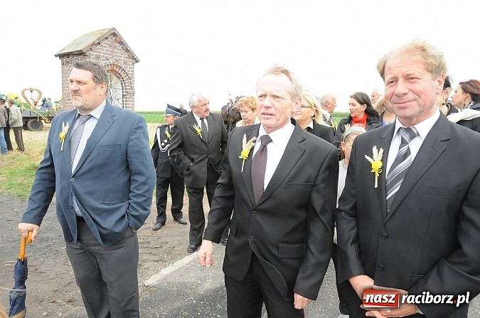 Zdjęcie w galerii na portalu naszraciborz.pl: W Pietraszynie korowód podziwiała cała wieś wiadomości z regionu