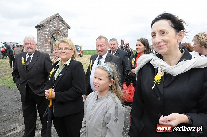Zdjęcie w galerii na portalu naszraciborz.pl: W Pietraszynie korowód podziwiała cała wieś wiadomości z regionu