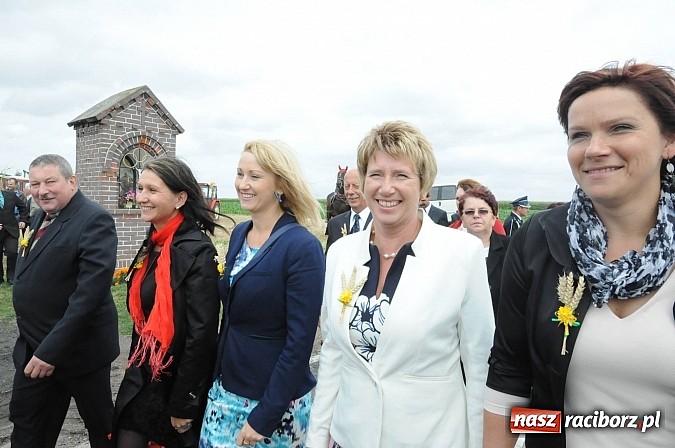 Zdjęcie w galerii na portalu naszraciborz.pl: W Pietraszynie korowód podziwiała cała wieś wiadomości z regionu