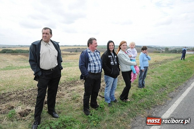 Zdjęcie w galerii na portalu naszraciborz.pl: W Pietraszynie korowód podziwiała cała wieś wiadomości z regionu