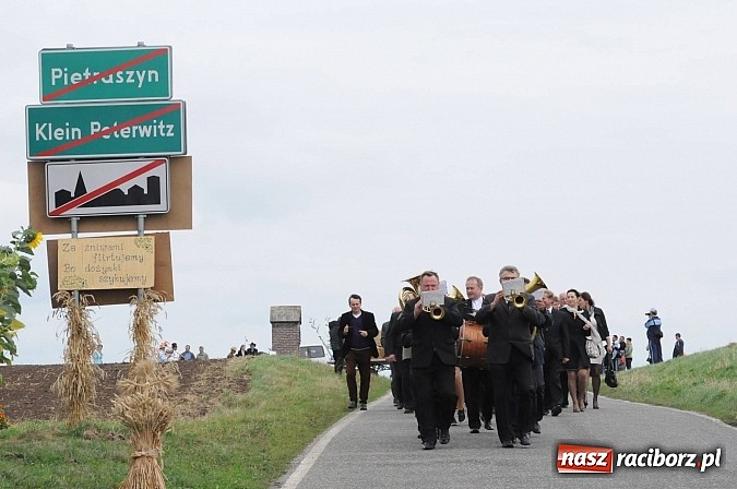 Zdjęcie w galerii na portalu naszraciborz.pl: W Pietraszynie korowód podziwiała cała wieś wiadomości z regionu