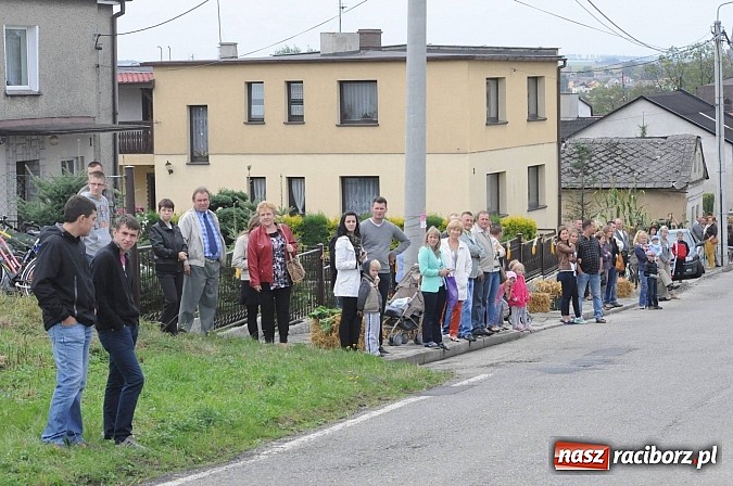 Zdjęcie w galerii na portalu naszraciborz.pl: W Pietraszynie korowód podziwiała cała wieś wiadomości z regionu