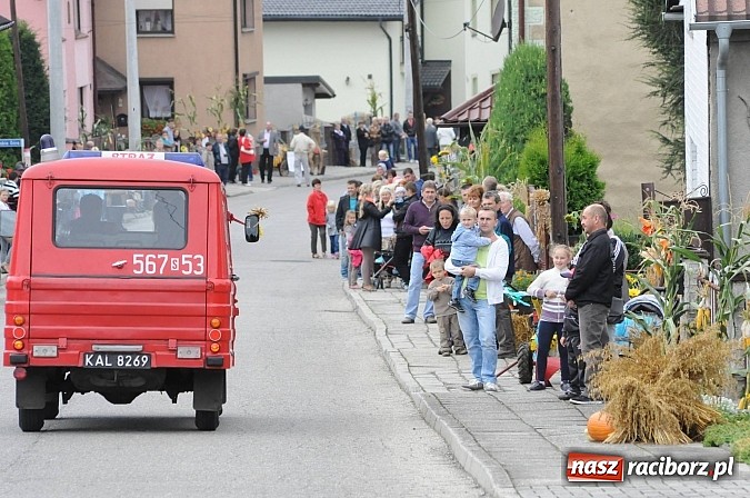 Zdjęcie w galerii na portalu naszraciborz.pl: W Pietraszynie korowód podziwiała cała wieś wiadomości z regionu