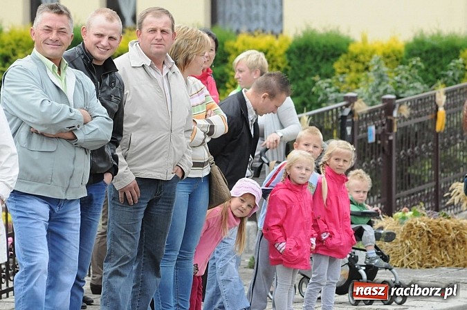 Zdjęcie w galerii na portalu naszraciborz.pl: W Pietraszynie korowód podziwiała cała wieś wiadomości z regionu