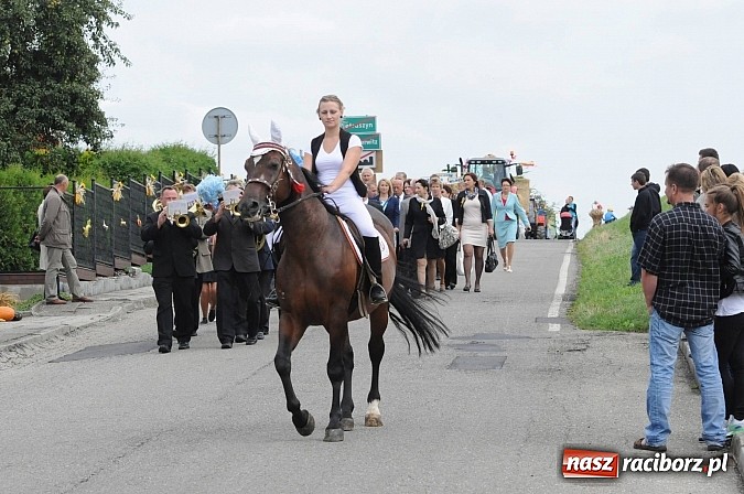 Zdjęcie w galerii na portalu naszraciborz.pl: W Pietraszynie korowód podziwiała cała wieś wiadomości z regionu