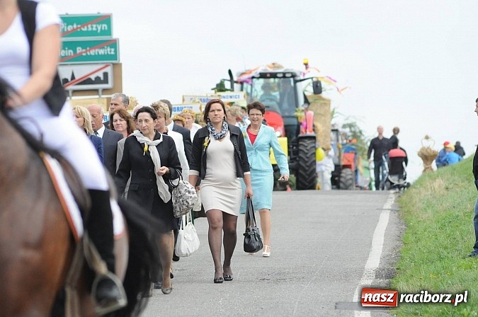Zdjęcie w galerii na portalu naszraciborz.pl: W Pietraszynie korowód podziwiała cała wieś wiadomości z regionu