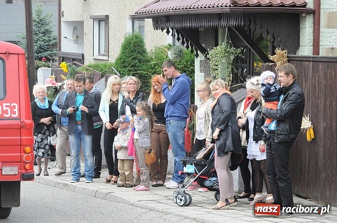 Zdjęcie w galerii na portalu naszraciborz.pl: W Pietraszynie korowód podziwiała cała wieś wiadomości z regionu