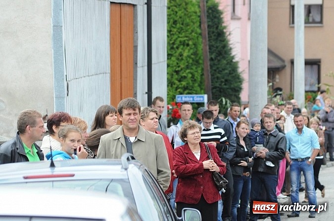 Zdjęcie w galerii na portalu naszraciborz.pl: W Pietraszynie korowód podziwiała cała wieś wiadomości z regionu
