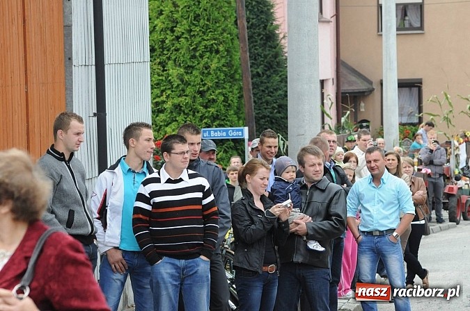Zdjęcie w galerii na portalu naszraciborz.pl: W Pietraszynie korowód podziwiała cała wieś wiadomości z regionu