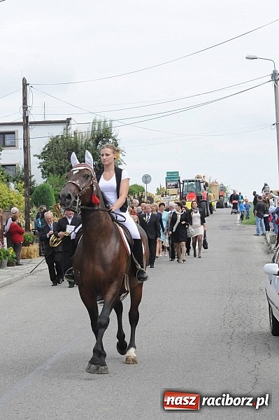 Zdjęcie w galerii na portalu naszraciborz.pl: W Pietraszynie korowód podziwiała cała wieś wiadomości z regionu