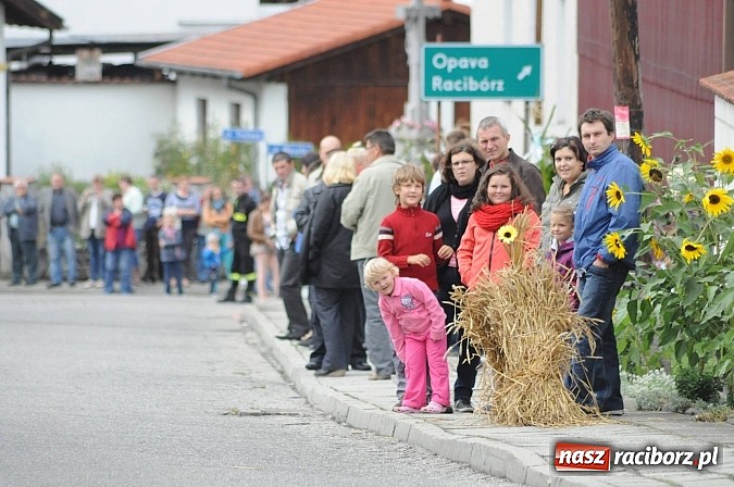 Zdjęcie w galerii na portalu naszraciborz.pl: W Pietraszynie korowód podziwiała cała wieś wiadomości z regionu