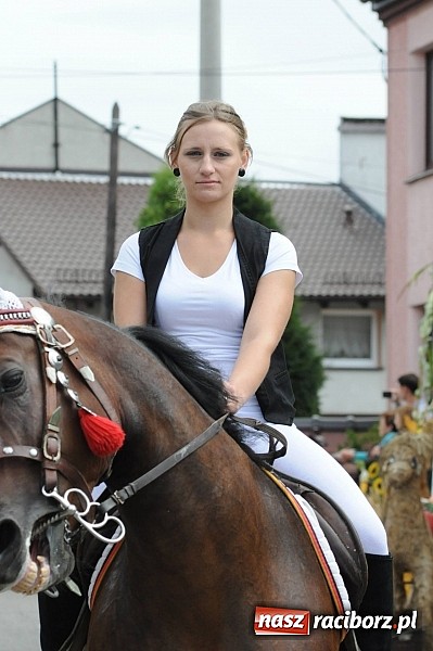 Zdjęcie w galerii na portalu naszraciborz.pl: W Pietraszynie korowód podziwiała cała wieś wiadomości z regionu