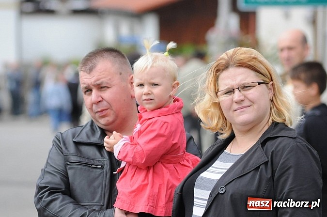 Zdjęcie w galerii na portalu naszraciborz.pl: W Pietraszynie korowód podziwiała cała wieś wiadomości z regionu