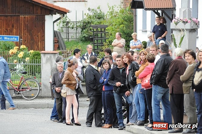 Zdjęcie w galerii na portalu naszraciborz.pl: W Pietraszynie korowód podziwiała cała wieś wiadomości z regionu