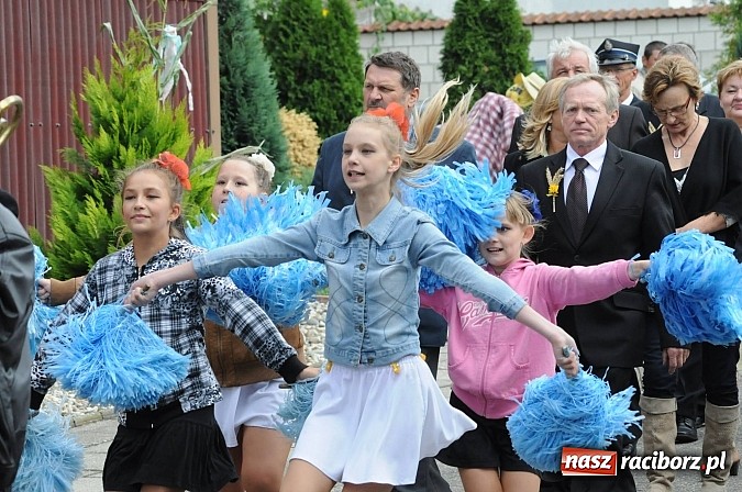 Zdjęcie w galerii na portalu naszraciborz.pl: W Pietraszynie korowód podziwiała cała wieś wiadomości z regionu