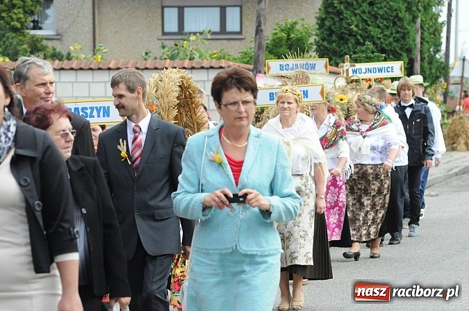 Zdjęcie w galerii na portalu naszraciborz.pl: W Pietraszynie korowód podziwiała cała wieś wiadomości z regionu