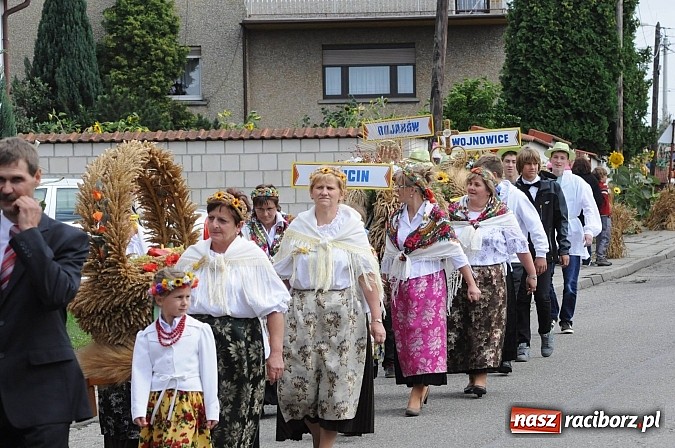 Zdjęcie w galerii na portalu naszraciborz.pl: W Pietraszynie korowód podziwiała cała wieś wiadomości z regionu
