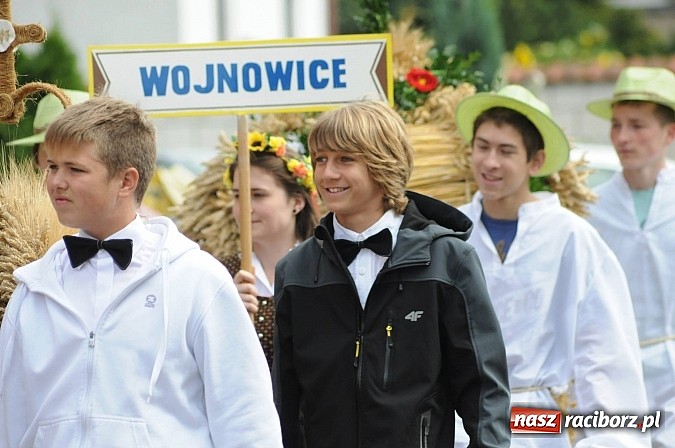 Zdjęcie w galerii na portalu naszraciborz.pl: W Pietraszynie korowód podziwiała cała wieś wiadomości z regionu