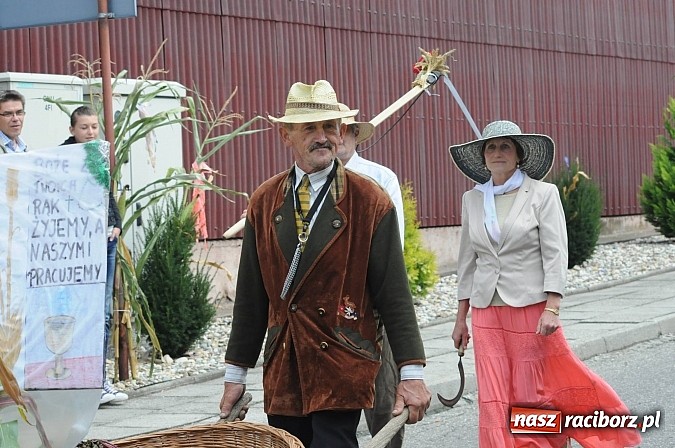 Zdjęcie w galerii na portalu naszraciborz.pl: W Pietraszynie korowód podziwiała cała wieś wiadomości z regionu