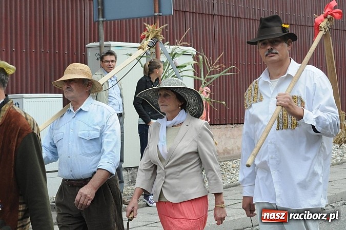 Zdjęcie w galerii na portalu naszraciborz.pl: W Pietraszynie korowód podziwiała cała wieś wiadomości z regionu