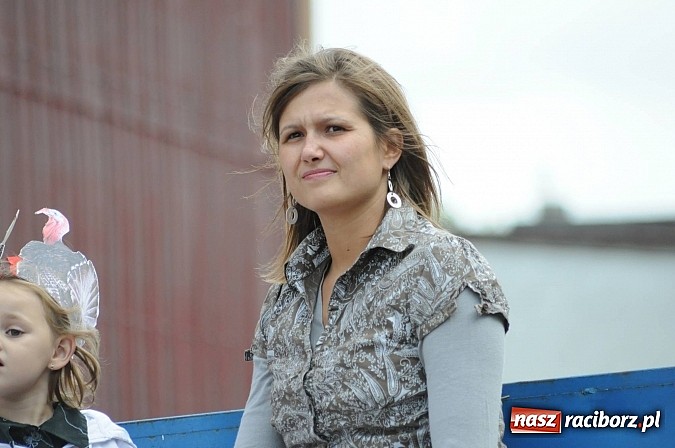 Zdjęcie w galerii na portalu naszraciborz.pl: W Pietraszynie korowód podziwiała cała wieś wiadomości z regionu