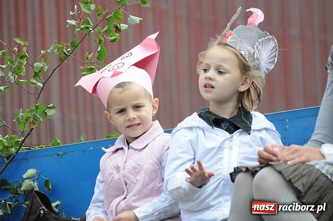 Zdjęcie w galerii na portalu naszraciborz.pl: W Pietraszynie korowód podziwiała cała wieś wiadomości z regionu