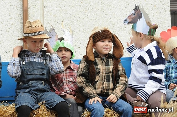 Zdjęcie w galerii na portalu naszraciborz.pl: W Pietraszynie korowód podziwiała cała wieś wiadomości z regionu