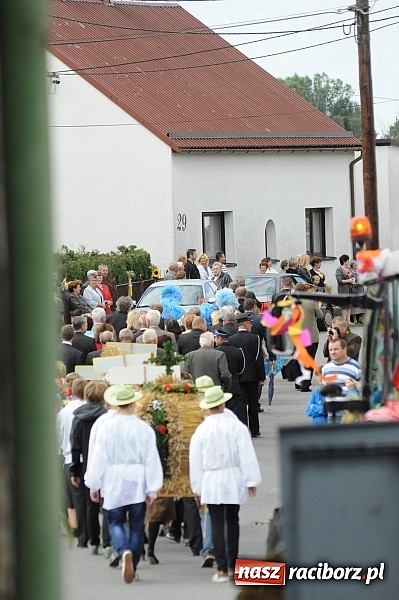 Zdjęcie w galerii na portalu naszraciborz.pl: W Pietraszynie korowód podziwiała cała wieś wiadomości z regionu