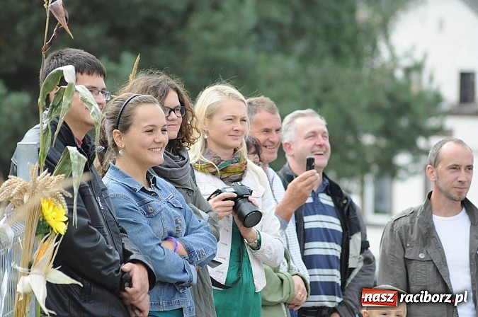 Zdjęcie w galerii na portalu naszraciborz.pl: W Pietraszynie korowód podziwiała cała wieś wiadomości z regionu