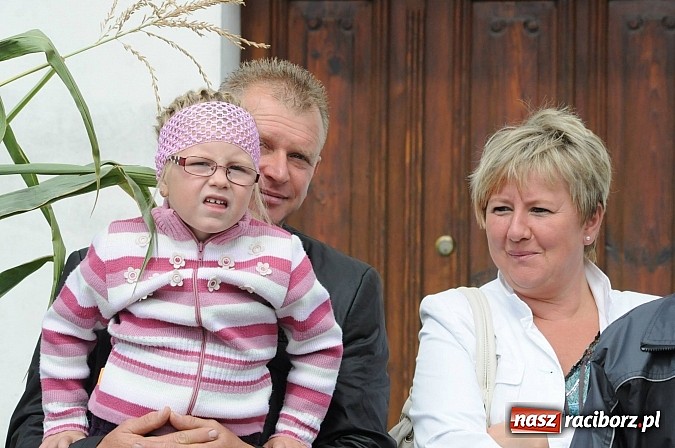 Zdjęcie w galerii na portalu naszraciborz.pl: W Pietraszynie korowód podziwiała cała wieś wiadomości z regionu