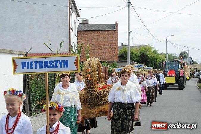 Zdjęcie w galerii na portalu naszraciborz.pl: W Pietraszynie korowód podziwiała cała wieś wiadomości z regionu