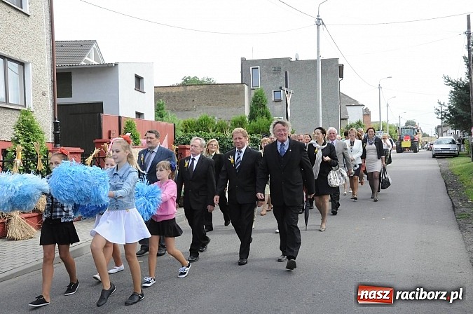 Zdjęcie w galerii na portalu naszraciborz.pl: W Pietraszynie korowód podziwiała cała wieś wiadomości z regionu