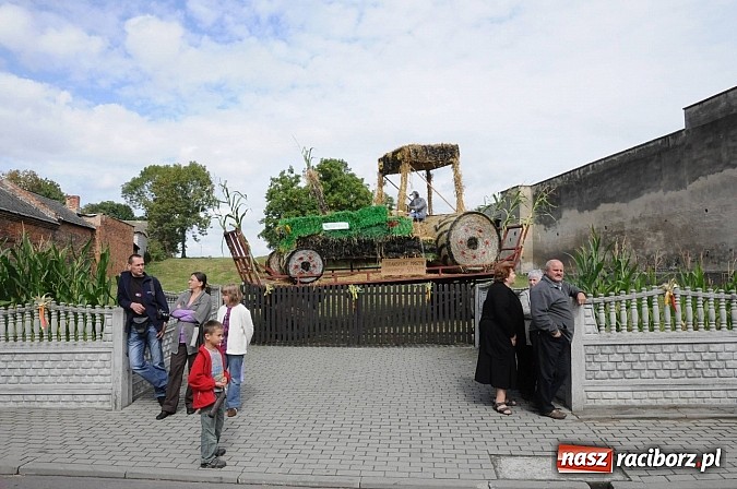 Zdjęcie w galerii na portalu naszraciborz.pl: W Pietraszynie korowód podziwiała cała wieś wiadomości z regionu