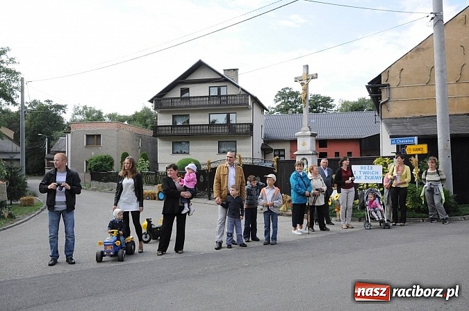Zdjęcie w galerii na portalu naszraciborz.pl: W Pietraszynie korowód podziwiała cała wieś wiadomości z regionu