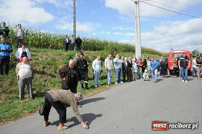 Zdjęcie w galerii na portalu naszraciborz.pl: W Pietraszynie korowód podziwiała cała wieś wiadomości z regionu