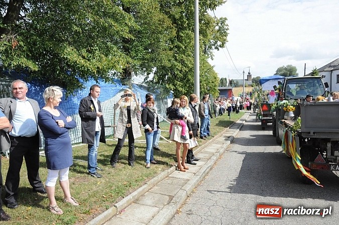 Zdjęcie w galerii na portalu naszraciborz.pl: W Pietraszynie korowód podziwiała cała wieś wiadomości z regionu