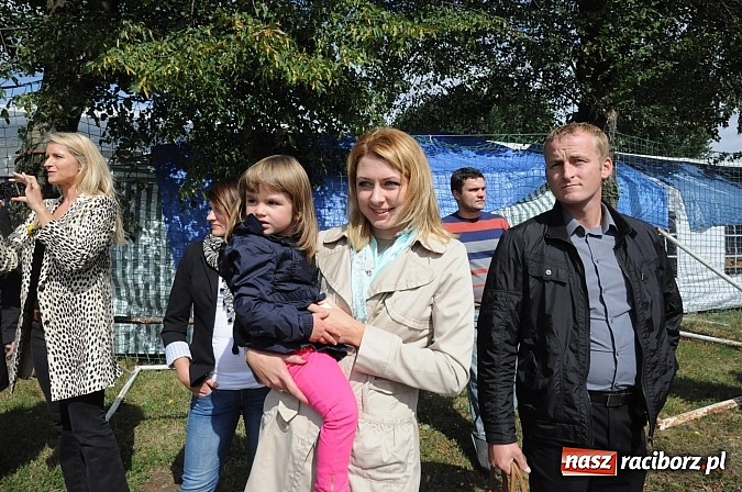 Zdjęcie w galerii na portalu naszraciborz.pl: W Pietraszynie korowód podziwiała cała wieś wiadomości z regionu