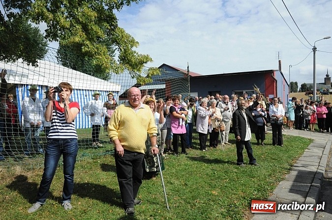 Zdjęcie w galerii na portalu naszraciborz.pl: W Pietraszynie korowód podziwiała cała wieś wiadomości z regionu