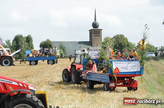 Zdjęcie w galerii na portalu naszraciborz.pl: W Pietraszynie korowód podziwiała cała wieś wiadomości z regionu