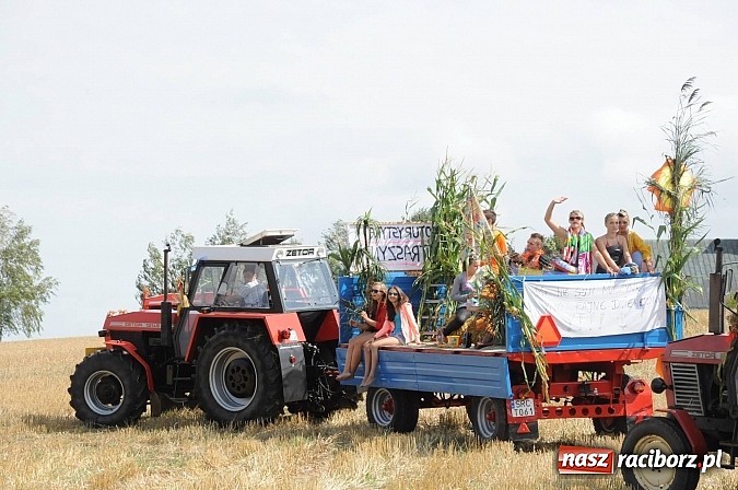 Zdjęcie w galerii na portalu naszraciborz.pl: W Pietraszynie korowód podziwiała cała wieś wiadomości z regionu
