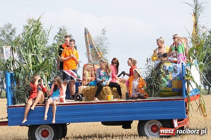 Zdjęcie w galerii na portalu naszraciborz.pl: W Pietraszynie korowód podziwiała cała wieś wiadomości z regionu