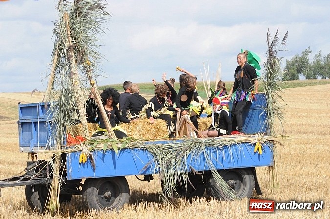 Zdjęcie w galerii na portalu naszraciborz.pl: W Pietraszynie korowód podziwiała cała wieś wiadomości z regionu
