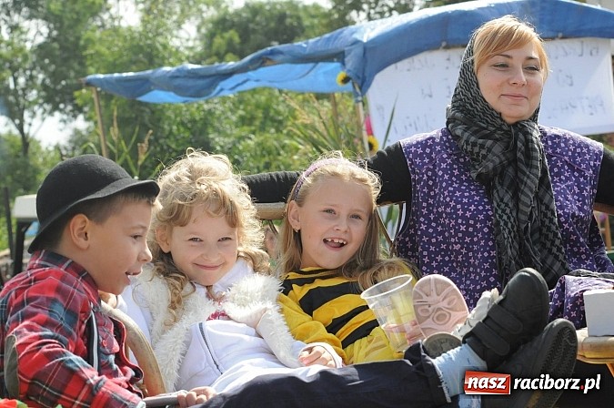 Zdjęcie w galerii na portalu naszraciborz.pl: W Pietraszynie korowód podziwiała cała wieś wiadomości z regionu