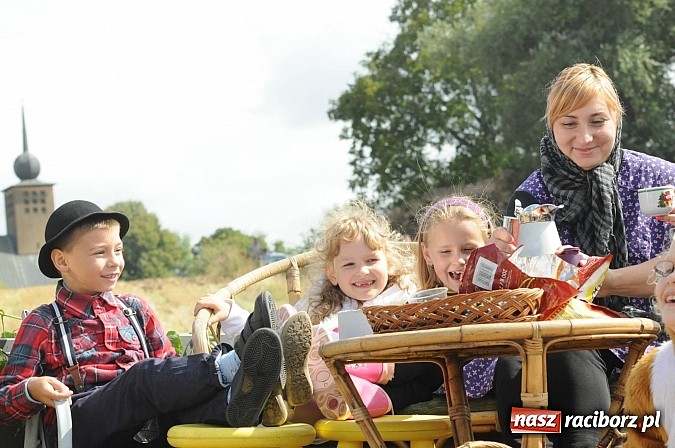 Zdjęcie w galerii na portalu naszraciborz.pl: W Pietraszynie korowód podziwiała cała wieś wiadomości z regionu