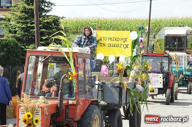Zdjęcie w galerii na portalu naszraciborz.pl: W Pietraszynie korowód podziwiała cała wieś wiadomości z regionu