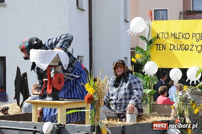Zdjęcie w galerii na portalu naszraciborz.pl: W Pietraszynie korowód podziwiała cała wieś wiadomości z regionu