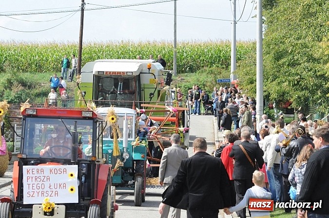 Zdjęcie w galerii na portalu naszraciborz.pl: W Pietraszynie korowód podziwiała cała wieś wiadomości z regionu
