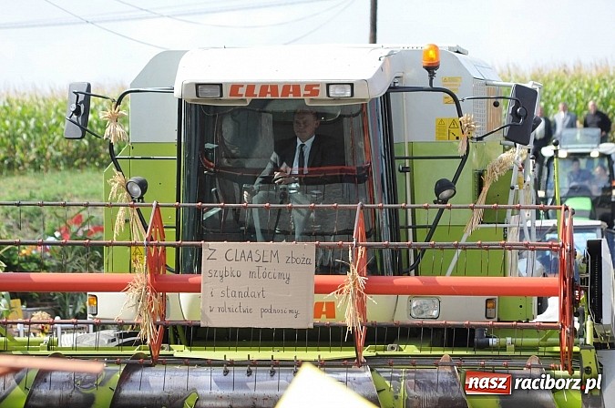 Zdjęcie w galerii na portalu naszraciborz.pl: W Pietraszynie korowód podziwiała cała wieś wiadomości z regionu