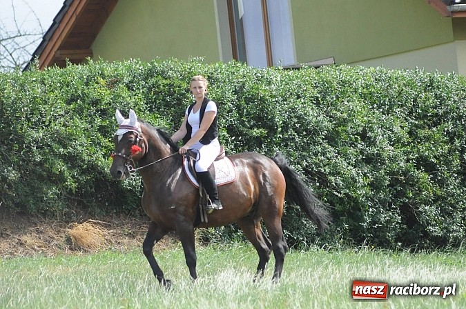 Zdjęcie w galerii na portalu naszraciborz.pl: W Pietraszynie korowód podziwiała cała wieś wiadomości z regionu